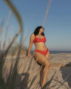 A red bikini moment ❤️ Comment SHOP below to receive a DM with the link to shop this post on my LTK ⬇ https://liketk.it/4LBaJ Denise Mercedes, Romantic Body Type, Posting On Instagram, Pretty Body, Plus Size Posing, Beach Instagram Pictures, Swim Brands, Curve Model, Normal Body