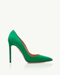 Our Purist Pump is an essential wardrobe staple that will take you from season to season. Italian crafted from velvety suede in lavish rich emerald, the sleek pointed toe style is balanced on a slender, stiletto heel. Pair with a chic mini. Must Have Shoes, Essential Shoes, Ladies Pumps, Bridal Clutch Bag, Crystal Pumps, Green Pumps, Aquazzura Shoes, Footwear For Women, Luxury Footwear