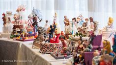 there are many figurines on the table