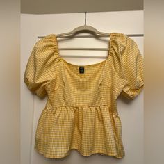 Shein Vaycay - Yellow And White Stripe - Puff Sleeve Ruffle Hem Gingham Blouse Size: Medium Condition: Never Worn - Too Big On Me (32b) Zipper On The Side Super Lightweight Material Very Comfortable - Breezy Gingham Blouse, Tops Shein, Top Ideas, Yellow Blouse, Lemon Meringue, Yellow Shirts, Simple Trendy Outfits, Shein Tops, Puff Sleeve Top