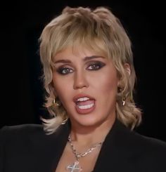 Punk Bob Hairstyles, Miley Cyrus Mullet, Haircut Mullet, Miley Cyrus Hair, Short Punk Hair, Mullet Hair, 70s Hair, Shaggy Short Hair, Mullet Haircut