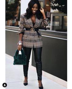 Chic Style Black Women, Blazer And Leather Pants, Gucci Belt Outfit, Womens Fall Fashion, Belt Outfit, Chic Clothing Style, Pre Fall Fashion, Monochromatic Fashion, Blazer Top