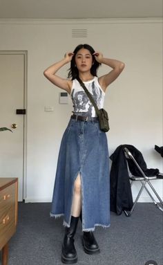 Alt Jean Skirt Outfits, Jeans Skirt Outfit Aesthetic, Long Blue Skirt Outfit, Long Jean Skirt Outfits, Tas Denim, Jean Skirt Outfits, Denim Shorts Outfit, Long Jean Skirt