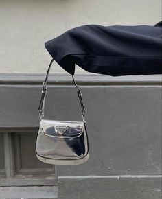 Metallic Bag Outfit, Naomi Anwer, Purse Aesthetic, Silver Handbag, Street Style Bags, Gray Handbags, Hot Bags, Silver Bags, Handbag Outfit