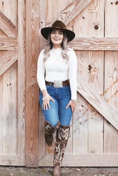 Outfit Ranchero, Outfit Ranchero Mujer, Ranchero Outfits Women, Cowboy Outfits For Women, Cowgirl Outfits For Women, Country Chic Outfits, Cowgirl Boots Outfit, Cute Cowgirl Outfits