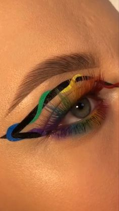 Pride Eyeliner Looks, Pride Festival Makeup, Maquillage Pride, Masculine Pride Makeup, Pride Month Makeup, Pride Eyeliner, Pride Makeup Ideas Simple, Pride Parade Makeup, Subtle Pride Makeup Looks