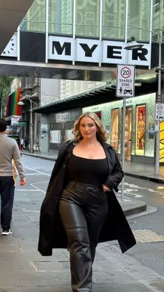 Plus Size Nyc Fashion, Stockholm Style Plus Size, New York Aesthetic Outfits Plus Size, Midsize Nyc Fashion, Dinner Outfits Curvy, All Black Midsize Outfit, Paris Outfits Plus Size, Plus Size New York Outfits Winter