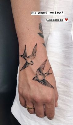 a woman's hand with three birds on it and the words eu ame mutc