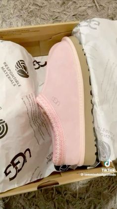 List Aesthetic, Cute Uggs, Pretty Sneakers, Pink Uggs, Trendy Shoes Sneakers, Preppy Shoes, Pretty Shoes Sneakers, Shoes Outfit Fashion, Shoe Wishlist