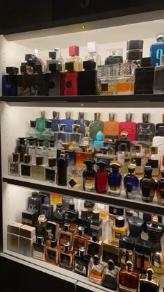 Parfymmeerrrr Cologne Set Up, Fragrance Collection Display, Men Perfume Collection, Luxury Perfume Aesthetic, Cologne Aesthetic, Perfume Cabinet