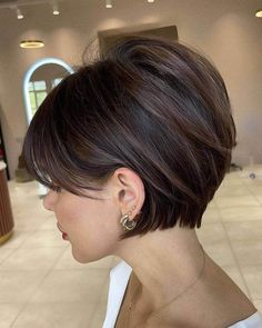 Bixie Haircut, Wigs Styles, Short Stacked Bob Haircuts, Kort Bob, Stacked Haircuts, Short Brown Hair, Hair Haircuts, Bob Haircuts For Women, Short Bob Haircuts