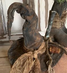 an old hat is sitting on top of a horse's head and has been used as a decoration