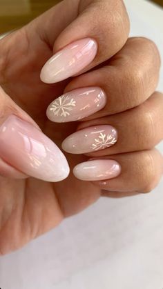 Simplistic Winter Nails, Simple Winter Manicure, Short Oval Nails Ideas Christmas, Simple Nails Holiday, Calm Christmas Nails, Cute Almond Nails Winter, Holiday Nails With Snowflake, Almond Nails Aesthetic Winter, Winter Nail Art Simple