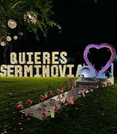 there is a sign that says quieres serminovta on the grass