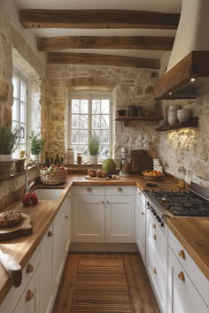 These rustic country kitchen ideas are straight out of grandma's photo album, offering a warm, nostalgic escape to the comfort of the countryside. The classic designs are perfect for creating lasting family memories. Dive into our article for more granny-chic ideas and make sure to follow us for more! Art On Kitchen Cabinets, Rustic Chic Home Design, Rustic Home Decor Diy Ideas, Country Style Windows, Kitchen Ideas Cozy Rustic, Kitchen Interior Cozy, Luxury Cottage Kitchen, Elegant Country Kitchen, Country Romance Interior Design