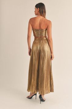 This Isabella Skirt Set features a stunning foil lamay fabric, with the classic two-piece set design. It is perfect for high fashion occasions and provides a stylish look. The maxi split skirt has a beautiful side split, giving it a sophisticated, contemporary edge. 96% Polyester 4% Spandex Chic Gold Bottoms With Lined Skirt, Chic Gold Lined Skirt Bottoms, Glamorous Midi Skirt For Evening, Glamorous Midi-length Evening Skirt, Chic Metallic Flowy Skirt, Elegant Metallic Mini Skirt, Chic Flowy Metallic Skirt, Chic Metallic Lined Skirt Bottoms, Glamorous Evening Maxi Skirt Floor-length