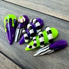 Jelly Roll Nails, 3d Nail Art Halloween, Extra Halloween Nails, Halloween Nails Witchy, Sandworm Nails, Beetlejuice Nails Almond, Beetle Juice Nail Art, Beetlegeuse Nails, Halloween Nail Art 2024