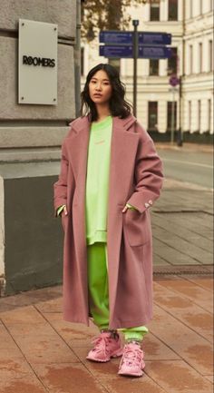 Long Wool Coat Woman Street Styles, Colorful Winter Outfits, Long Wool Coat Women, Wardrobe Fashion, Coat Women Fashion, Wool Coat Women, Long Wool Coat, Street Style Inspiration, Looks Chic