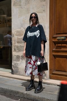 Dress As Shirt, Styling Outfit Ideas, Midi Skirt Street Style, T Shirt Over Dress Outfits, T Shirt Over Dress, T Shirt Dress Outfit, Goth Outfit, T Shirt Outfit, K Fashion