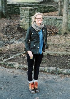 How To Wear Hiking Boots, Duck Boats, Quoi Porter, Preppy Fall, Boating Outfit, Dress Sweater, Chambray Top, Army Jacket