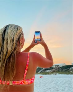 Preppy Blonde, Preppy Swimsuit, Summer Beach Pictures, Sunset Swim, Blonde Summer, Cute Beach Pictures, Beach Instagram Pictures, Beach Pic, Taking A Picture