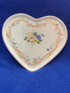 This beautiful heart-shaped plate by Andrea by Sadek is perfect for any occasion. The intricate floral pattern in pink adds a touch of elegance, making it a great addition to any decorative collection. Measuring 8 1/2" across, this collector plate can also be used as a trivet, canape dish, or candy dish. Crafted from high-quality ceramic using art pottery techniques, this vintage plate was produced in Thailand in the late 20th century. The plate is in excellent condition and showcases the brand' Ceramic Heart Painting Ideas, Heart Pottery Painting, Heart Shaped Pottery, Heart Shaped Plate, Valentine Plates, Heart Pottery, Diy Pottery Painting, Heart Dish, Heart Shaped Bowls