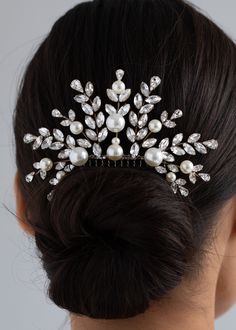 A finishing touch with exceptional presence, the Delilah Comb has a symmetrical shape and stature inspired by antique hair ornamentation, with a timeless appeal firmly rooted in modernity. Made by hand in New York, its faceted crystals and pearl details form a spray of foliage. The flexible comb makes for secure placement, regardless of how it is situated in the hairstyle. Bow Veils, Dance Hair Pieces, Dance Hair Piece, Asian Hair Ornaments, Chanel Vogue, Beaded Hair Combs, Antique Hair Combs, Wow Wedding, Eye Makeup Images