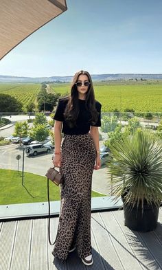 Leaped Print Skirt Outfit, Cheetah Midi Skirt Outfit, Animal Print Dress Outfit, Animal Print Skirt Outfit, Animal Print Outfits, Rock Outfit, Animal Print Skirt, Casual Day Outfits, Elegante Casual