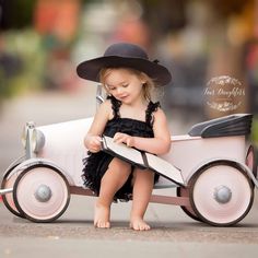 Car With Flowers Photoshoot, Toy Car Photography Ideas, Antique Car Photoshoot, 4th Birthday Pictures, Vintage Truck Mini Session, Baby Girl Portraits, Photo Bebe, Baby Girl Car, Baby Girl Birthday Cake