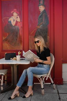 Blonde Woman Reading Liketoknowit Book Coffee Shop Fashion Jackson San Diego Fashion Blogger Style Chic Parisien, Skandinavian Fashion, Look Retro, French Girl Style, Fashion Jackson, Woman Reading, Estilo Chic