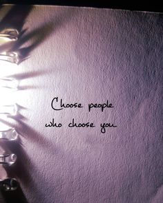 a quote written on a wall with the words choose people who chose you above it