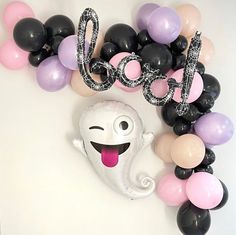 a balloon arch with the word boo on it