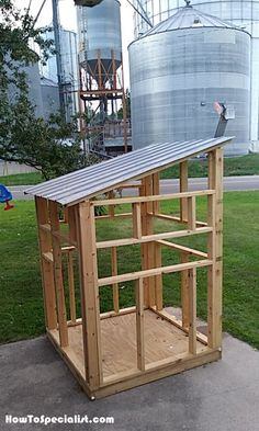 a small wooden structure sitting in the grass