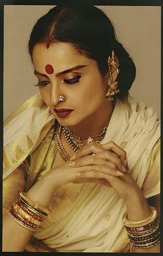 Rekha Aesthetic, Indian Goddesses, Rekha Saree, Rekha Actress, Vintage India, Indian Woman, Vintage Bollywood, Indian Aesthetic, Priyanka Chopra