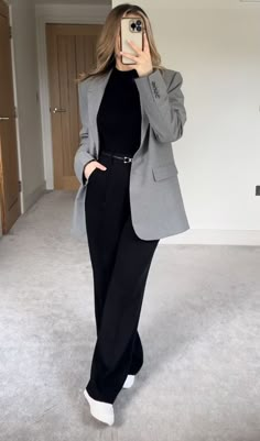 Aesthetic Lawyer, Casual Chic Outfits, Lawyer Fashion, Blazer Outfits For Women, Gray Blazer, Chic Aesthetic, Blazer Outfit