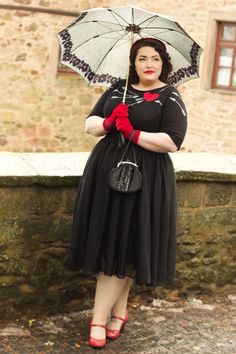 Goth 50s Housewife, Pinup Plus Size, Gothabilly Plus Size, Agender Fashion, Plus Size Rockabilly, Gothic Goddess, Interesting Clothing, Witchy Women, Mom Fits