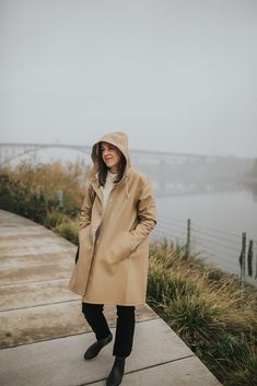 Stylish Rain Jacket, Stutterheim, My Cold Weather Essentials - Seasons + Salt Long Rain Jacket Outfit, Rain Jacket Street Style, Rain Jacket Women Outfit, Womens Rain Coat, Midsize Rainy Day Outfit, Scotland Outfit Winter, Stylish Raincoats For Women