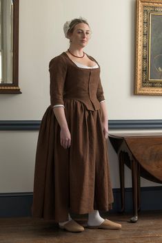 Brown Linen Gown | 1770 - 1790 - Samson Historical 18th Century Poor Fashion, 18th Century Winter Clothes, 1800 Cowgirl, Patron Costume, Colonial Fashion, Colonial Clothing, American Colonial Style, Fancy Clothing, 1820s Fashion