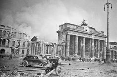 an old black and white photo of cars in front of a large building with columns