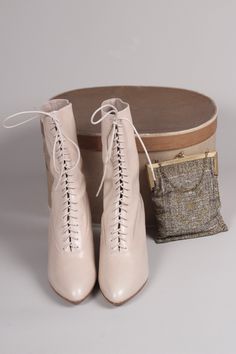 An elegant Edwardian-inspired lace-up boot made of very soft leather. This stylish Edwardian boot features a pointed toe for a close fit and a French pompadour heel crafted to be 100% faithful to the Edwardian design. Boasting a height of 7 cm, the heel is perfectly balanced for effortless walking. Crafted from leather with a cream-white canvas lining, inner silicone inserts provide exceptional comfort. Long cotton shoe laces and delicately placed metal eyelets adorn the inside for a truly timel 1930s Shoes, 1950s Shoes, 1920s Shoes, 1940s Shoes, Vintage Style Shoes, Vintage Knitwear, Winter Fashion Boots, Low Heel Shoes, Heel Caps