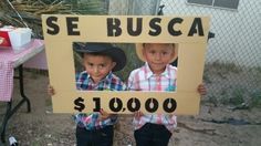 two young boys holding up a sign that says se busca $ 1, 000