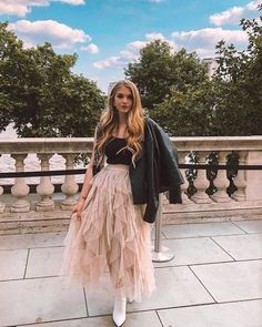 Tulle Midi Skirt Outfit, Tule Skirt Outfit, Black Tulle Skirt Outfit, Chic Business Outfits, Beachy Outfit, Rok Outfit, Tule Rok, Outfits For Spring