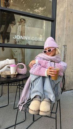 Discover over 20 stylish Uggs outfits that are sure to attract compliments. Elevate your wardrobe with these chic and cozy looks! Pink Winter Outfit Aesthetic, Cozy Sweaters Outfits, Girly Winter, 2024 Fits, Aesthetic Sweaters, Hairstyles Winter