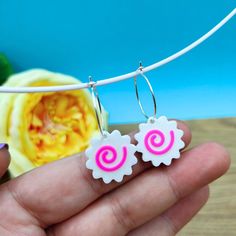 Certified shipment with tracking number 📩 If you're an anime lover, these earrings are a must-have in your collection! Inspired by the delicious ramen dish that Naruto eats, these Miso Tonkotsu shaped earrings are a unique accessory full of personality. With their combination of white and bubblegum pink, these charming earrings are created with 3D printing and sustainable materials. This makes them super lightweight, which means you can comfortably wear them all day long. Each earring measures Japanese Fish Cake, 3d Print Jewelry, Ramen Dish, Earrings Anime, Delicious Ramen, Ramen Dishes, Japanese Fish, Anime Ninja, Anime Lover