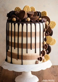 there is a cake with chocolate and cookies on it