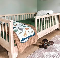 Shop our Luca Montessori Floor Bed With Rails. Your little one will feel “cocooned” – and comforted – inside this low bed with rails. These beds aren't just for dreaming; they become boats, jungle gyms, trampolines, and even cozy spots for the entire family. Full Floor Bed Plans, Twin Bed Toddler Room, Toddler Bedroom Layout, Floor Bed Twin Size, Toddler Room Layout, Twin Toddler Room, Small Toddler Room, Toddler Boy Rooms, Toddler Bedroom Boy