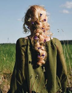 Ellen Tyn, Cottagecore Hair, Era Victoria, Old Dress, Flowers In Her Hair, Luna Lovegood, Cottagecore Aesthetic, Princess Aesthetic, Spring Aesthetic