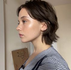 Queer Haircut, Cailee Spaeny, Really Short Hair, Hair Inspiration Short, Shot Hair Styles, Penteado Cabelo Curto, Trending Haircuts, Pixie Bob, Short Hair Haircuts