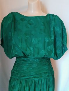 Vintage Green Blouson Dress. Elegantly patterned silk dress featuring striped circles of varying sizes with a beautiful sheen. Boat neck with dolman sleeves and ruched shoulder seams. Roomy top cinched at the waist with a classy cummerbund. A 1940's silhouette and aesthetic. Covered buttons from the center back neck to the waist, with a hook and eye and then zippered from the waist to the seat. Hem is below the knee. Size 10. Medium. Maggie London by Jeannette Booher. 1930s Fashion Women Dresses, 1930s Fashion Women, Dress Elegantly, Vintage Velvet Dress, Holiday Skirts, 1930s Fashion, Blouson Dress, Empire Waist Dress, Dropwaist Dress