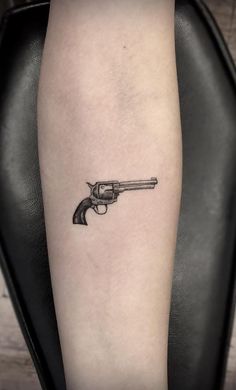 Cowboy Finger Tattoo, Woman’s Western Tattoos, Knife Going Through Skin Tattoo, Grunge Cowboy Tattoo, Wedtern Girl Tattoo, Matching Western Tattoos, Punchy Western Tattoos For Women, Small Western Tattoos